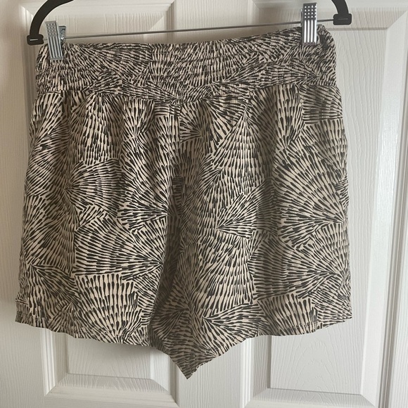 Three Dots Women's Printed Pull On Printed Shorts Beige Size small - Picture 5 of 6